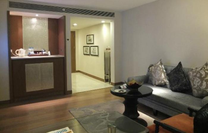 Corner Mini Bar Design in Living Room