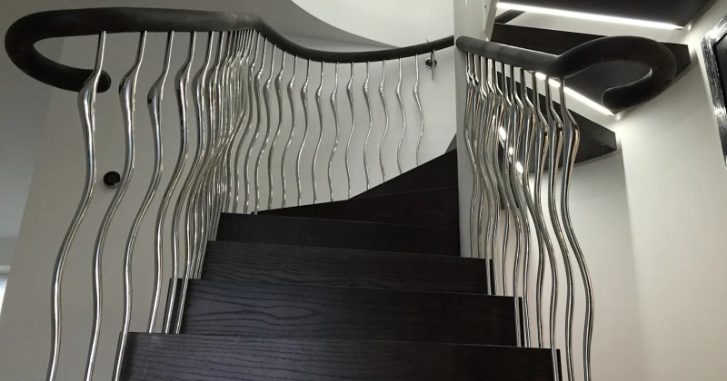 Sculptural railing for staircase design